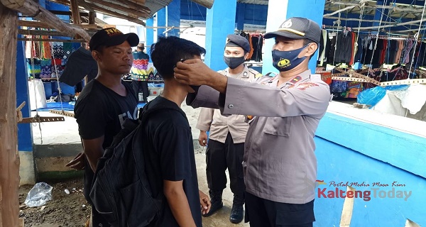 Polsek Kapuas Kuala Giat Operasi Yustisi dan Bagikan Masker