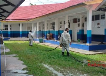 Polisi Semprot Kampus UPR Dengan Cairan Disinfektan