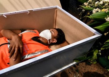 Daftar Sanki Unik Tak Pakai Masker, Ada yang Dihukum Tidur di Peti Jenazah