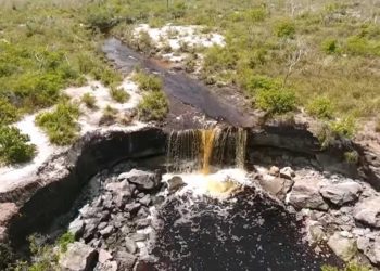 Air Terjun Merah, Keindahan Alam Sampit di Tengah Padang Savana, Menakjubkan!