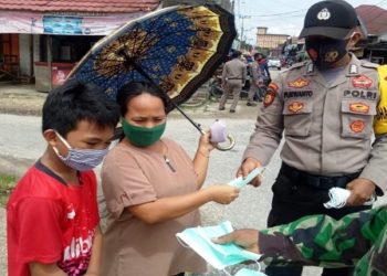 Laksanakan Operasi Yustisi, Polsek Kurun Bagikan Masker Gratis