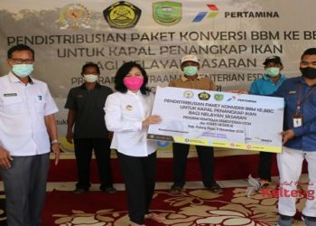 Plt Bupati Pulpis Serahkan Bantuan Paket Konversi BBM Untuk Kapal Penangkap Ikan