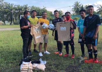SIWO PWI Kalteng Sumbang Kaos dan Bola Untuk Tim Sepak Bola Lokal