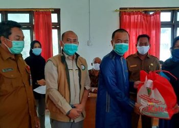 Bupati Seruyan Serahkan Bantuan Bahan Pangan Dari Pemprov Kalteng Bagi Warga Hanau