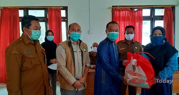 Bupati Seruyan Serahkan Bantuan Bahan Pangan Dari Pemprov Kalteng Bagi Warga Hanau