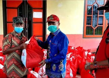 Bupati Seruyan Lanjutkan Penyerahan Bansos Propinsi di Seruyan Raya
