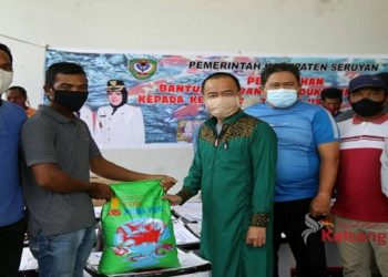 Bupati Seruyan Serahkan Bantuan Puluhan Ribu Bibit Ikan Bagi Kelompok Usaha Perikanan