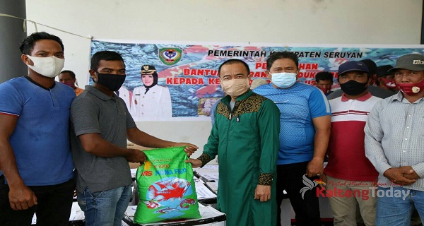 Bupati Seruyan Serahkan Bantuan Puluhan Ribu Bibit Ikan Bagi Kelompok Usaha Perikanan