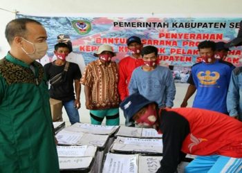 Bupati Seruyan Serahkan Bantuan Puluhan Mesin General Bagi Kelompok Nelayan