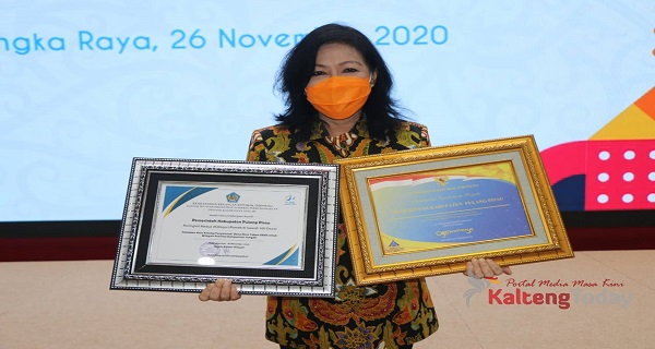 Plt Bupati Pulang Pisau Terima Penghargaan WTP