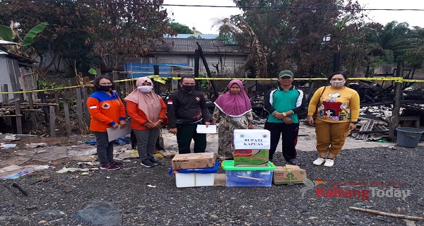 Warga Korban Kebakaran di Dadahup Terima Bantuan