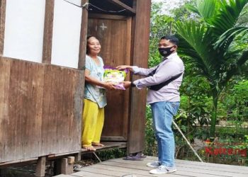 Kasatresnarkoba Polres Gumas Berbagi Beras ke Masyarakat