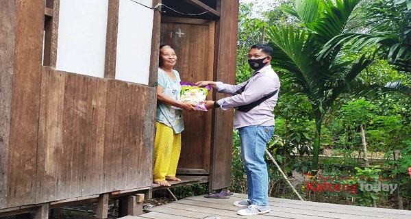 Kasatresnarkoba Polres Gumas Berbagi Beras ke Masyarakat
