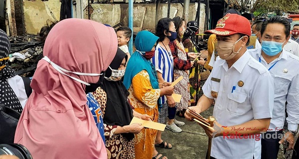 Bupati Seruyan Serahkan Bantuan Bagi Korban Kebakaran di Kuala Pembuang
