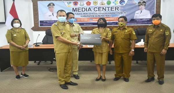Tiga Tenaga Pendidik Terima Reward dari Bupati Gumas