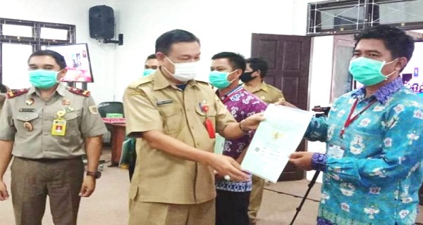 BPN Gumas serahkan 947 sertifikat tanah program PTSL ASN