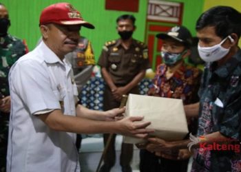 Bupati Seruyan Serahkan Bantuan APD Bagi Desa di Seruyan Hilir Timur