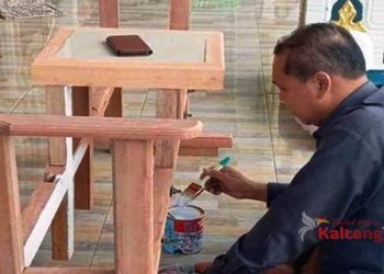 Legislator Gumas Manfaatkan Limbah Kayu Jadi Lemari Dan Meja