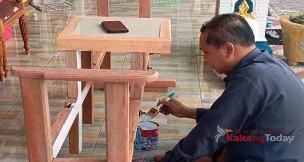 Legislator Gumas Manfaatkan Limbah Kayu Jadi Lemari Dan Meja