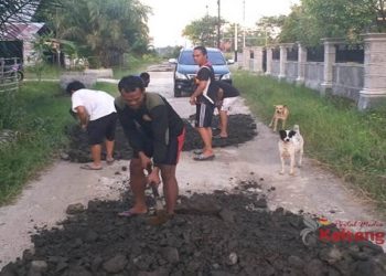 Polantas Gumas Ajak Warga Gotong Royong Perbaiki Jalan Rusak
