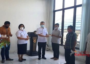 Ratusan Petani di Gumas Terima Kartu Tani