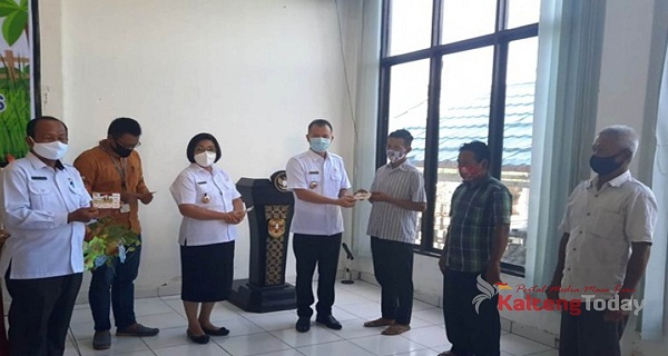 Ratusan Petani di Gumas Terima Kartu Tani