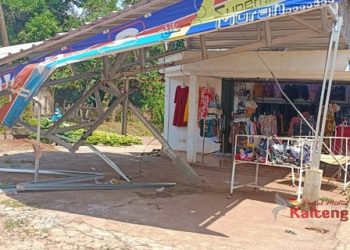 Pick Up Seruduk Teras Ruko Distro, Untung Tidak Ada Korban Jiwa