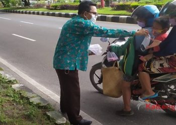OJK Bagikan 1000 Masker Untuk Warga Palangka Raya