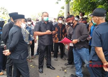 Puluhan Warga Tamban Catur Datangi DPRD Kapuas
