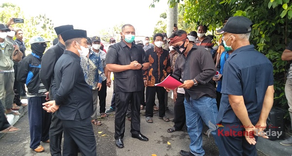 Puluhan Warga Tamban Catur Datangi DPRD Kapuas