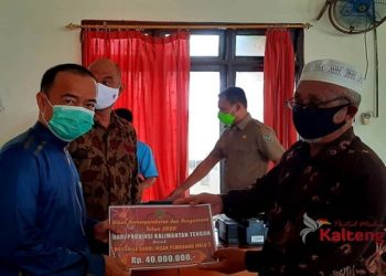 Bupati Seruyan Serahkan Bantuan Hibah Propinsi Kalteng di Hanau
