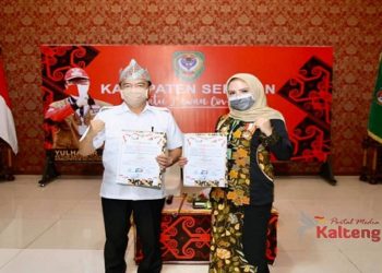 Bupati dan Wabup Seruyan Terima Lencana Kehormatan Tokoh Dayak