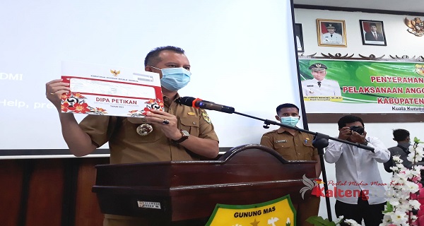 Bupati Gumas Serahkan DIPA 2021 Kesembilan Satker