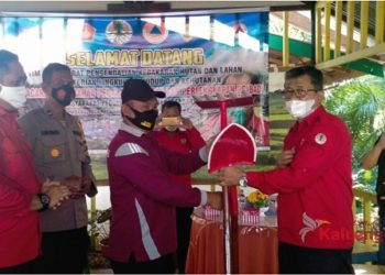 Masyarakat Peduli Api Desa Tumbang Nusa Terima Bantuan Peralatan