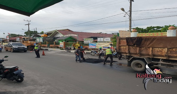 Cegah Kemacetan, Satlantas Berikan Pengaturan Saat Perbaikan Jalan