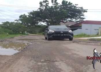 Warga Keluhkan Jalan Kembali Sampit Rusak Parah
