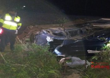 Hilang Kendali, Mobil Innova Masuk Parit Dan Rusak Parah
