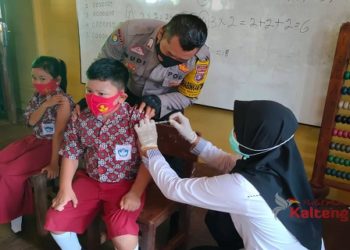 Personel Polsek Cempaga Kotim Lakukan Pendampingan Vaksin DT
