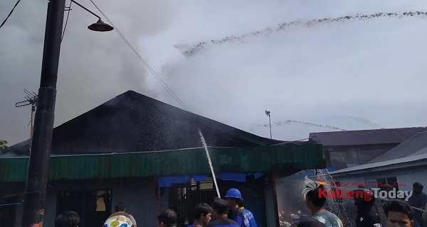 Enam Rumah dan Barak Enam Pintu di Kuala Kapuas Ludes Terbakar