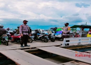 Polisi Cek Keselamatan Kapal Penyeberangan Tradisional di Sungai Kapuas