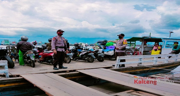 Polisi Cek Keselamatan Kapal Penyeberangan Tradisional di Sungai Kapuas