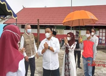 Bupati Edi Pratowo Mencoblos di TPS 03 Kelurahan Kahayan Hilir Pulang Pisau