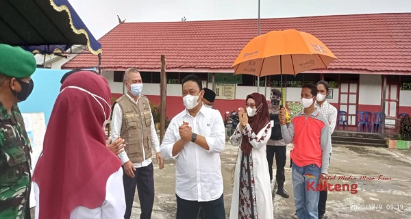 Bupati Edi Pratowo Mencoblos di TPS 03 Kelurahan Kahayan Hilir Pulang Pisau