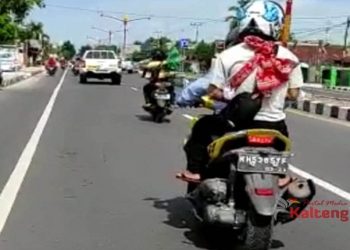 Viral..! Video Seorang Ayah Antar Jenazah Bayinya Ke Pemakaman Naik Motor di Palangka Raya