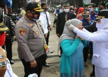 Wabup Seruyan Beri Penghargaan Bagi Warga Taat Bermasker