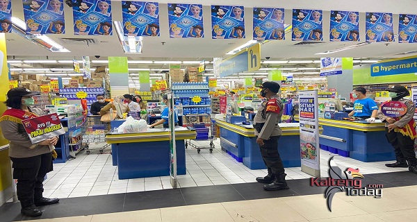 Polisi Sosialisasikan Prokes Dan 3M Di Pusat Perbelanjaan