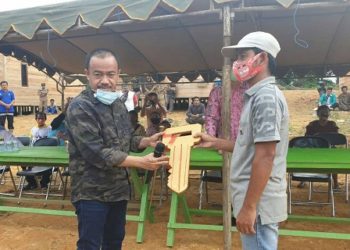 Bupati Seruyan Serahkan Bantuan Rumah Baru Bagi Belasan Warga Dukuh Bukit Tahinting