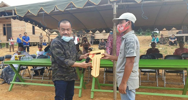 Bupati Seruyan Serahkan Bantuan Rumah Baru Bagi Belasan Warga Dukuh Bukit Tahinting