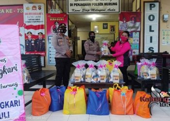 Peduli Kasih Natal, Bhayangkari Ranting Murung Berbagi Puluhan Parcel