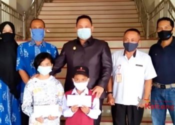 Ketua DPRD Mura Berikan Penghargaan Untuk 2 Pecatur Junior